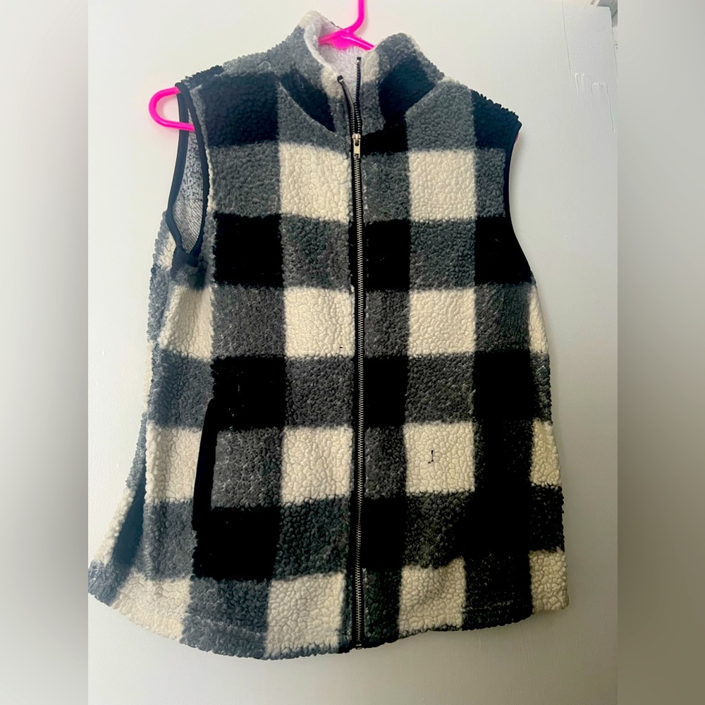 Medium sized vest! Perfect for fall. Black and white plaid